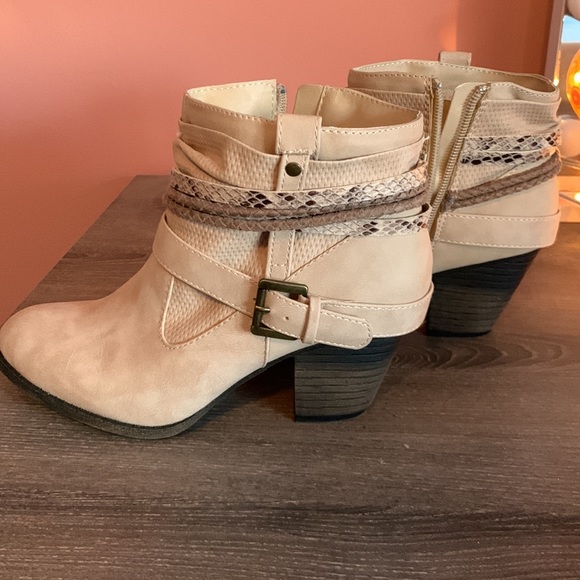 Booties Size 8 - Picture 3 of 5